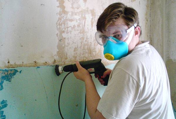 Removing old paint from the wall