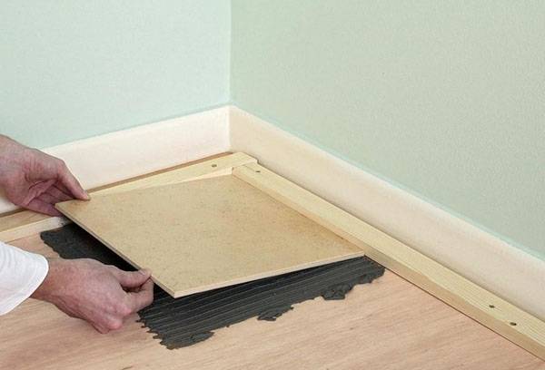 Laying floor tiles on plywood