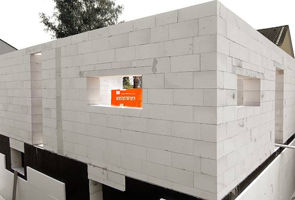 Masonry from foam blocks on glue