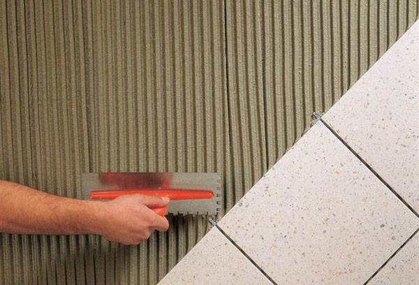 Laying tiles on glue