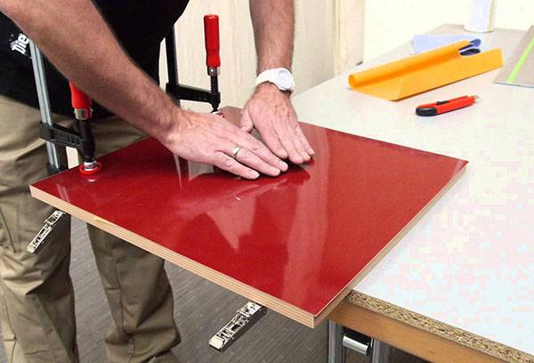 Application of PVC film on a fiberboard plate