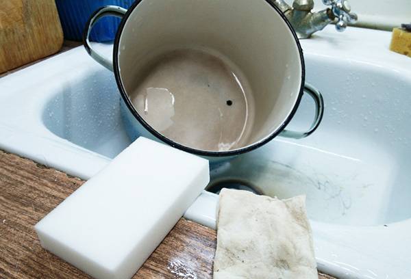 Cleaning the pan with a melamine sponge