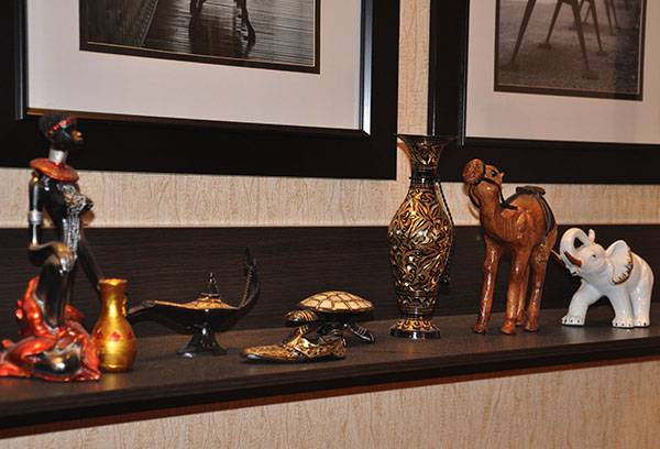 Souvenir shelf