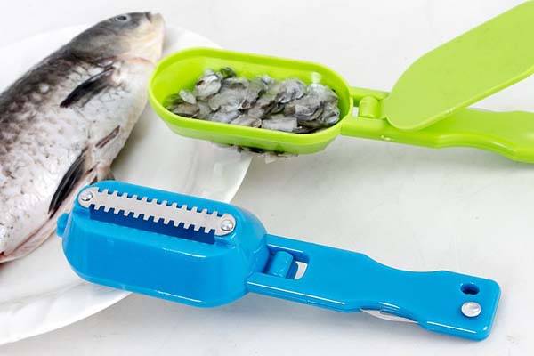 knives with a container for fish