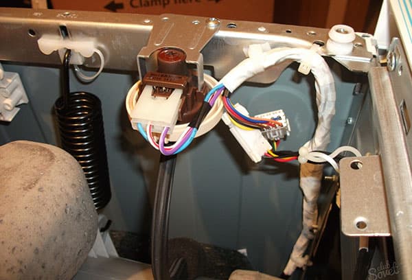 Fixing the pressure switch to the wall of the washing machine