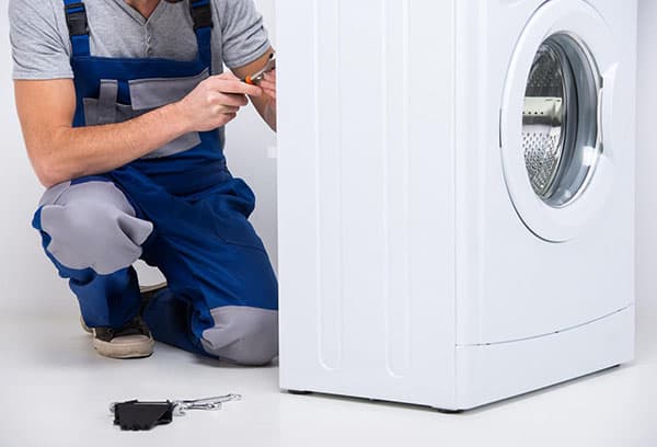 The master takes apart the washing machine