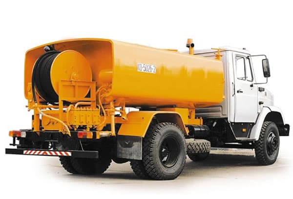Vehicle with hydrodynamic equipment