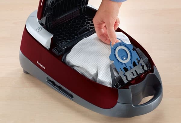 Vacuum cleaner with bag