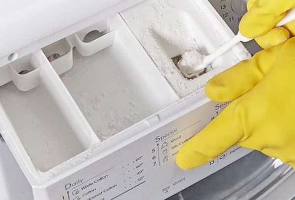 Cleaning the detergent tray