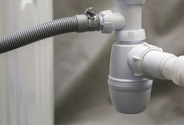 Siphon drain hose connection