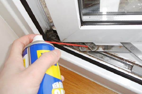 Lubrication of plastic window fittings