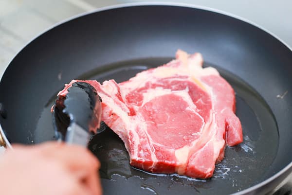 Frying meat in a teflon pan