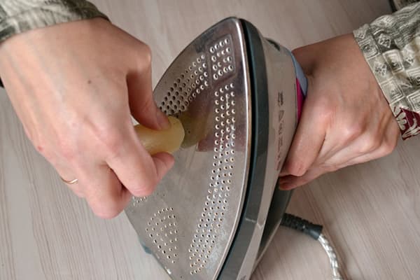 Gludināšanas tīrīšana ar sveci ar parafīnu