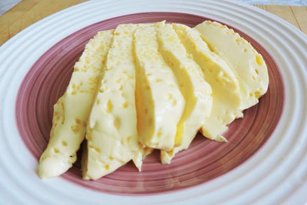 Sulīgs omlete uz šķīvja