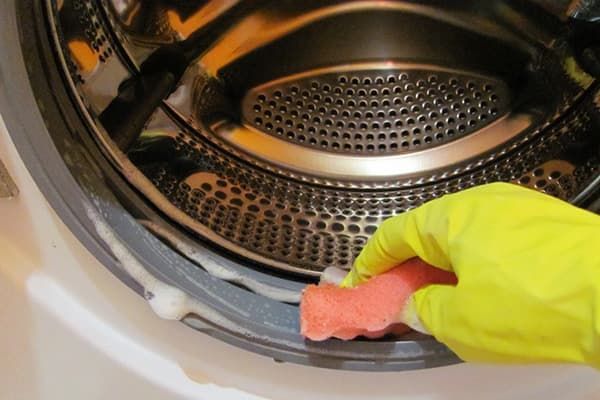 Washing the rubber band of the washing machine