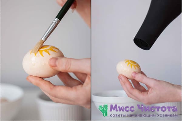 Glue a pattern from a napkin to an egg