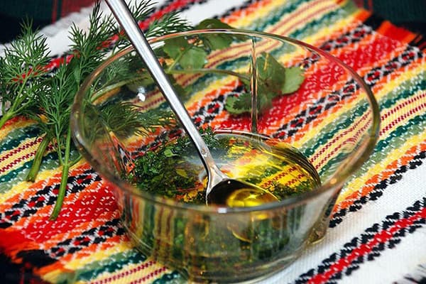Salātu mērce ar eļļu un sālījumu