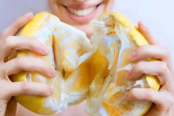 Meitene ar nogatavojušos pomelo