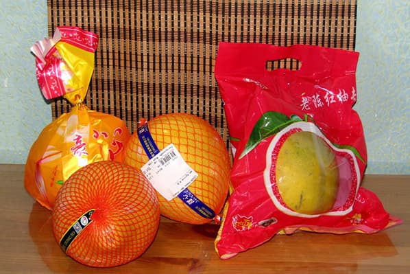 Augļu pomelo no dažādām tirdzniecības vietām