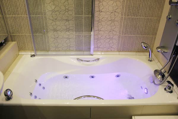 Cast iron bathtub with hydromassage