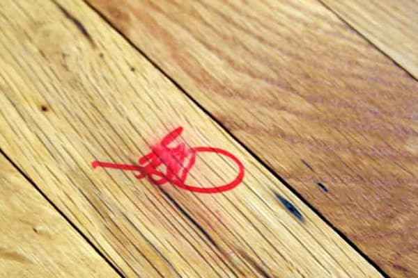 Trace from the felt-tip pen on linoleum