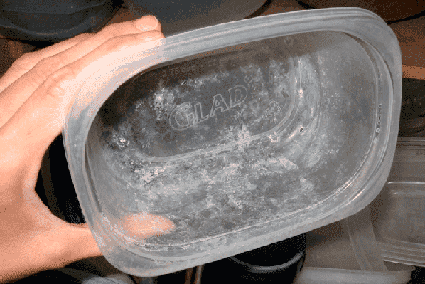 Plastmasas trauks pēc mazgāšanas trauku mazgājamā mašīnā
