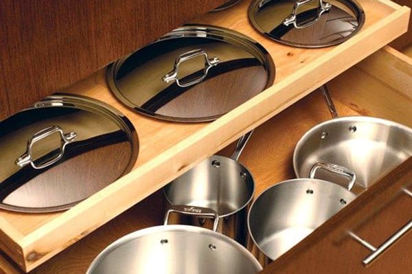 Special drawer for pan covers