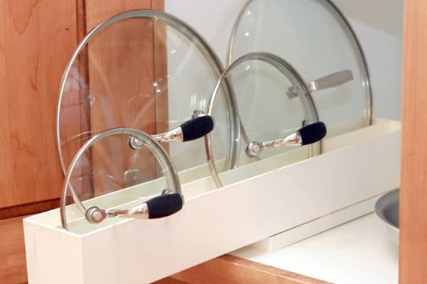 Retractable lid storage module in the kitchen