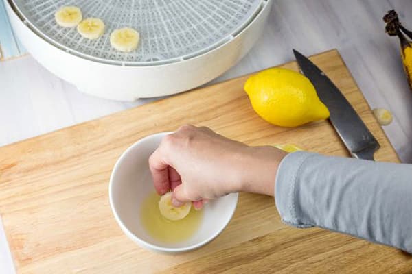 Processing bananas with lemon juice