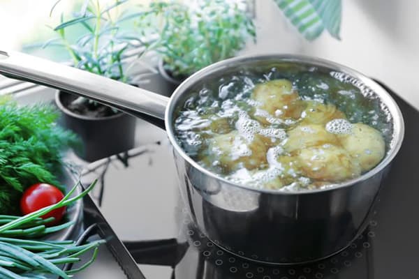 Gatavojot zaļos kartupeļus