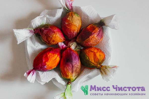 Eggs wrapped in napkins and painted