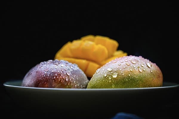 Mango uz šķīvja