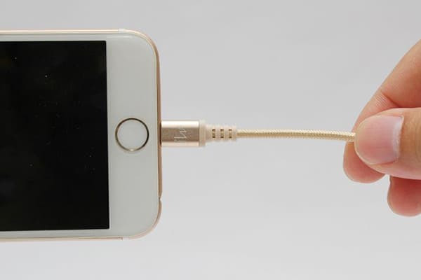 IPhone uzlāde nedarbojas
