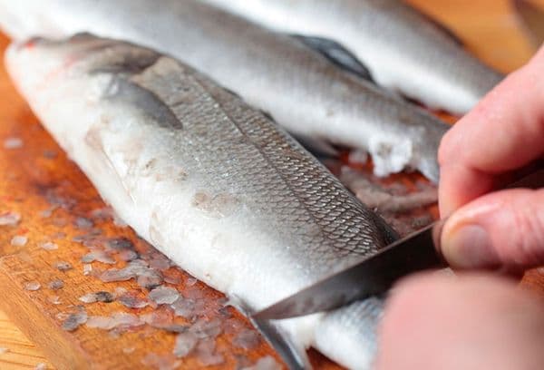 Cleaning fish from scales