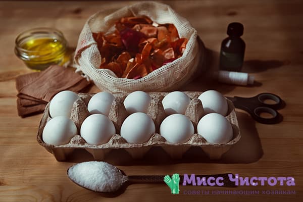 Everything you need for painting eggs with onion husks and brilliant green