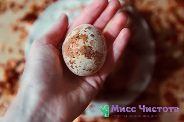 Onion peel and gauze egg