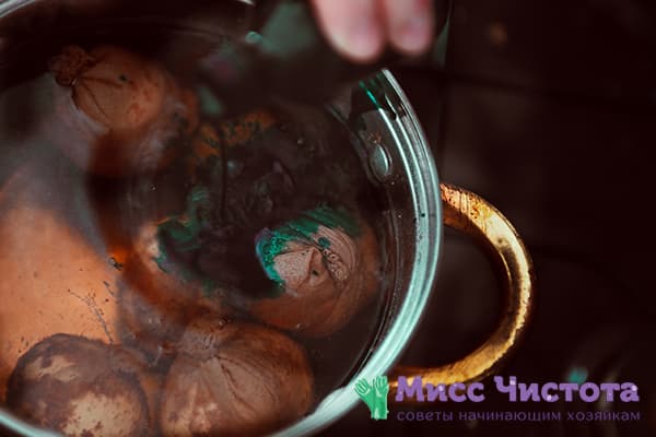 Onion husk eggs in a pot of green onion