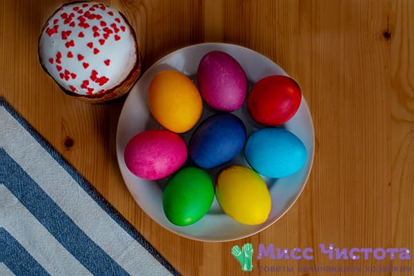 Industrial dyed eggs