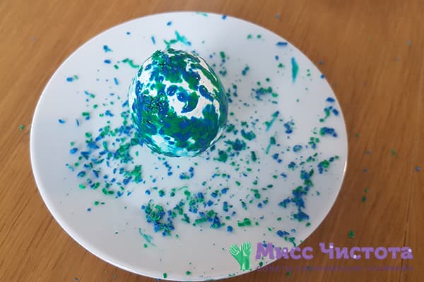 Egg coloring with crumbled wax crayons