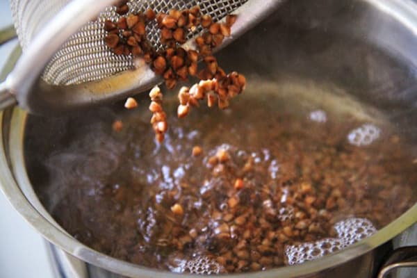 Adding washed buckwheat to the pan