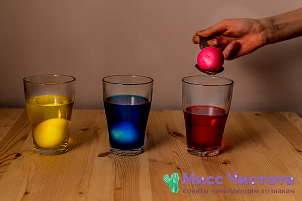 Coloring eggs with food coloring