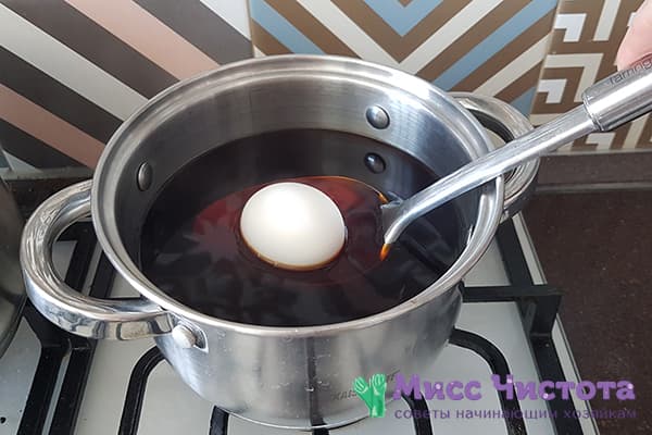 Dipping eggs in onion broth