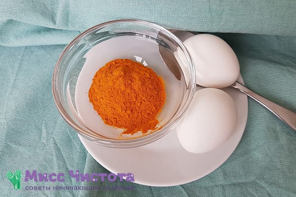 Boiled eggs and turmeric