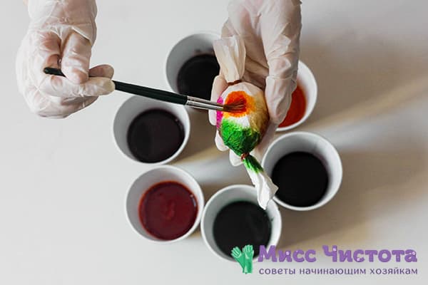 Coloring an egg wrapped in a napkin