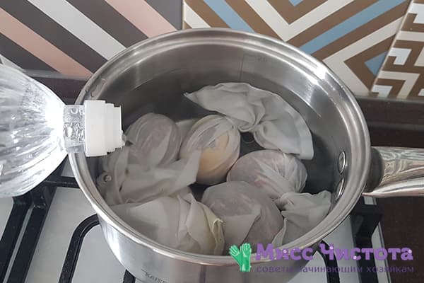 Eggs wrapped in cloth