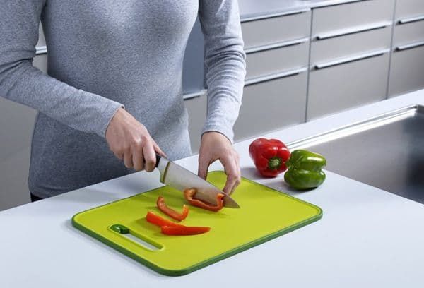 Cutting pepper on the board