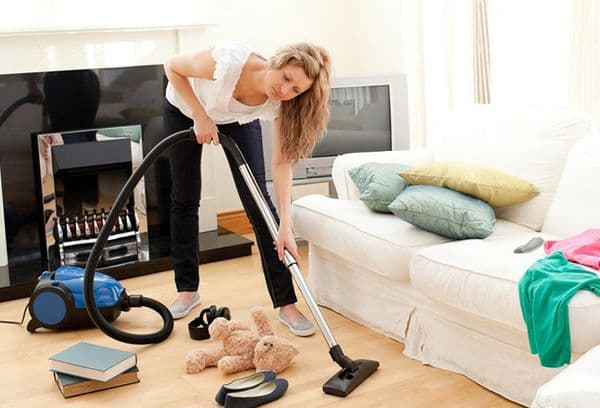 The girl is cleaning the apartment