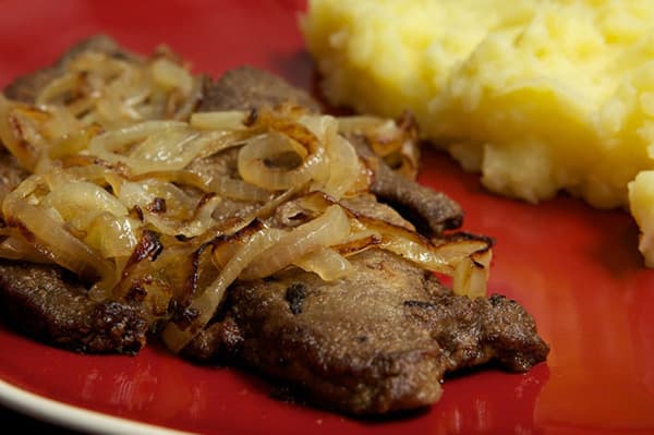 Fried liver with onions