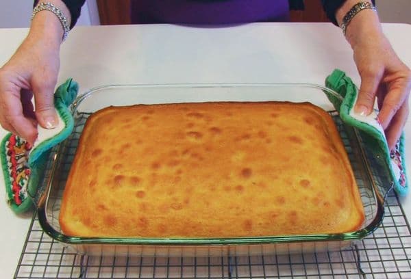 Glass cake tin