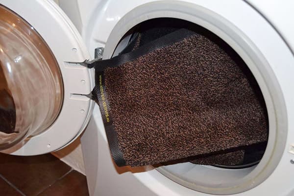 Washing the mat in the washing machine